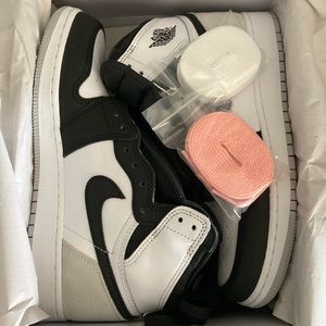 New In Box - Nike Air Jordan 1 Retro High OG GS size 7Y = 8.5W